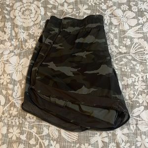 Athleta green camo Mesh Racer Short 4” size L